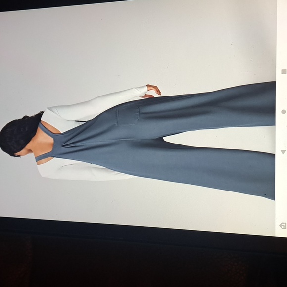 MEDIUM  HALARA CASUAL BIB- OVERALLS - Picture 2 of 8